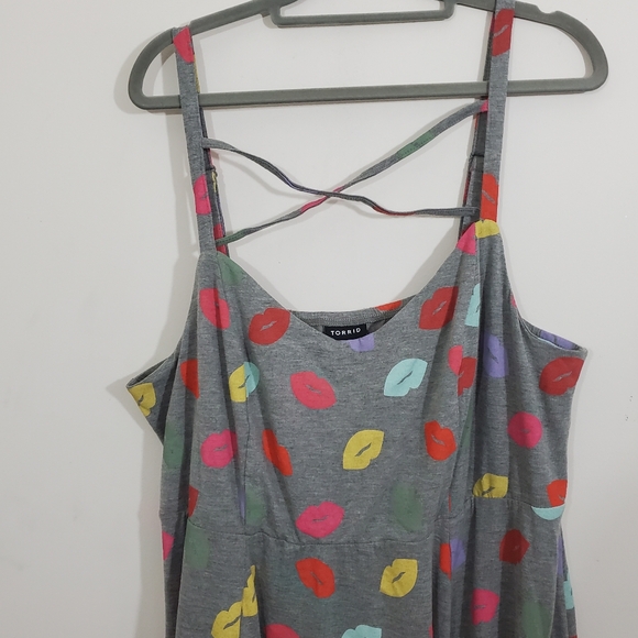 NWT Torrid Maxi Dress Strappy Grey Novelty Kiss Lip Print Size 2X 18 - 20 - Picture 5 of 12